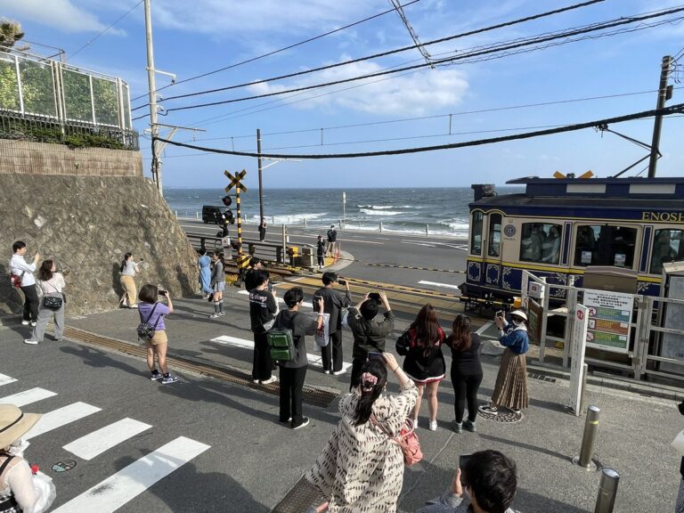 the railway crossing near Kamakura High School station